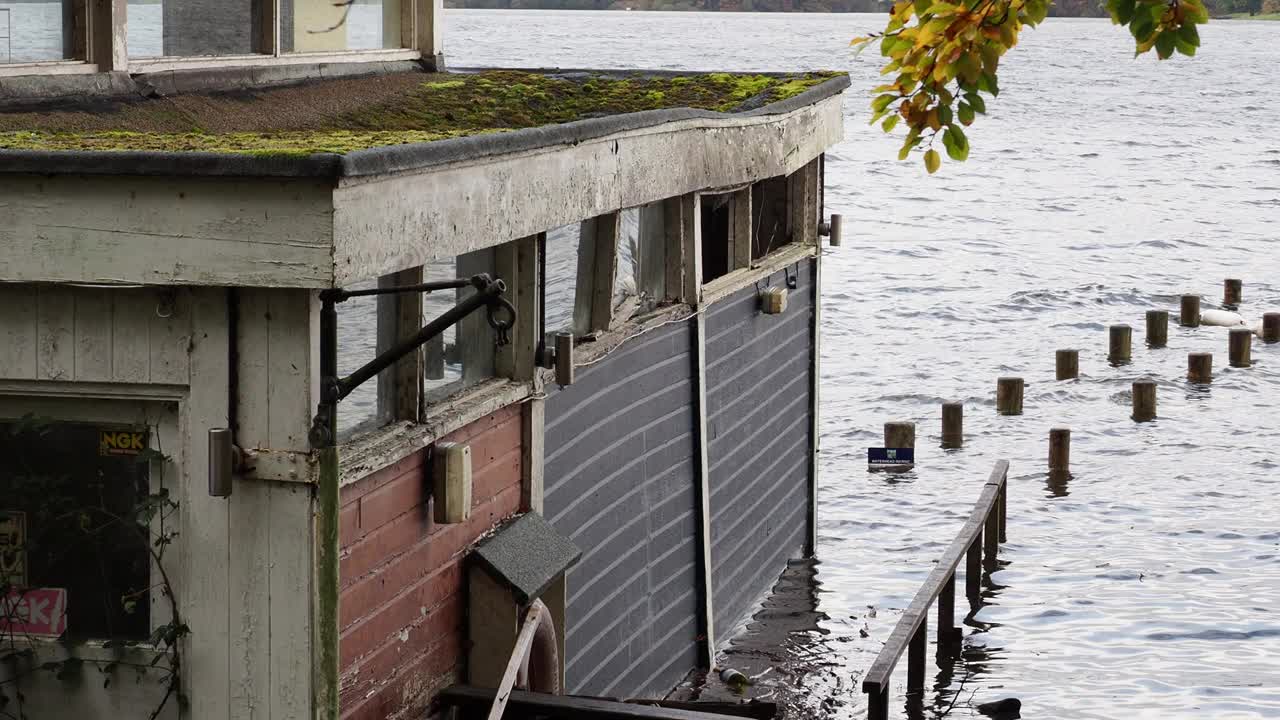 在英国安布尔赛德湖区，一场暴雨导致温德米尔湖水位达到很高水平。视频素材