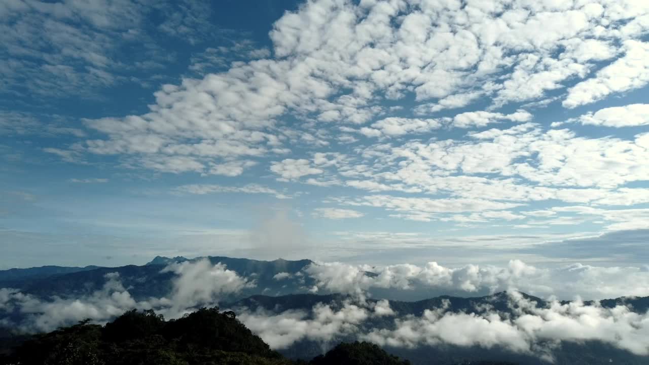 在泰国清迈省的高山上，日出和晨雾的移动。视频素材