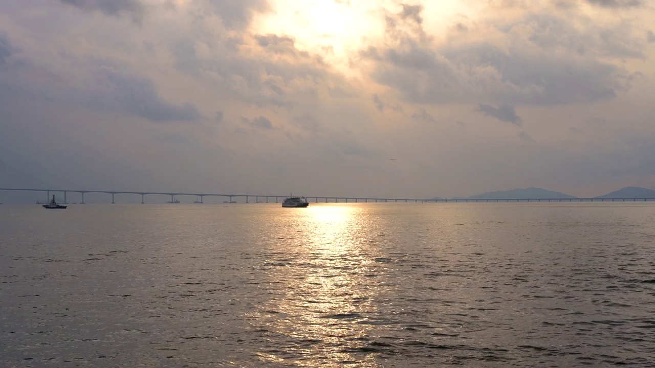 韩国仁川西海仁川大桥附近的船只风景视频素材