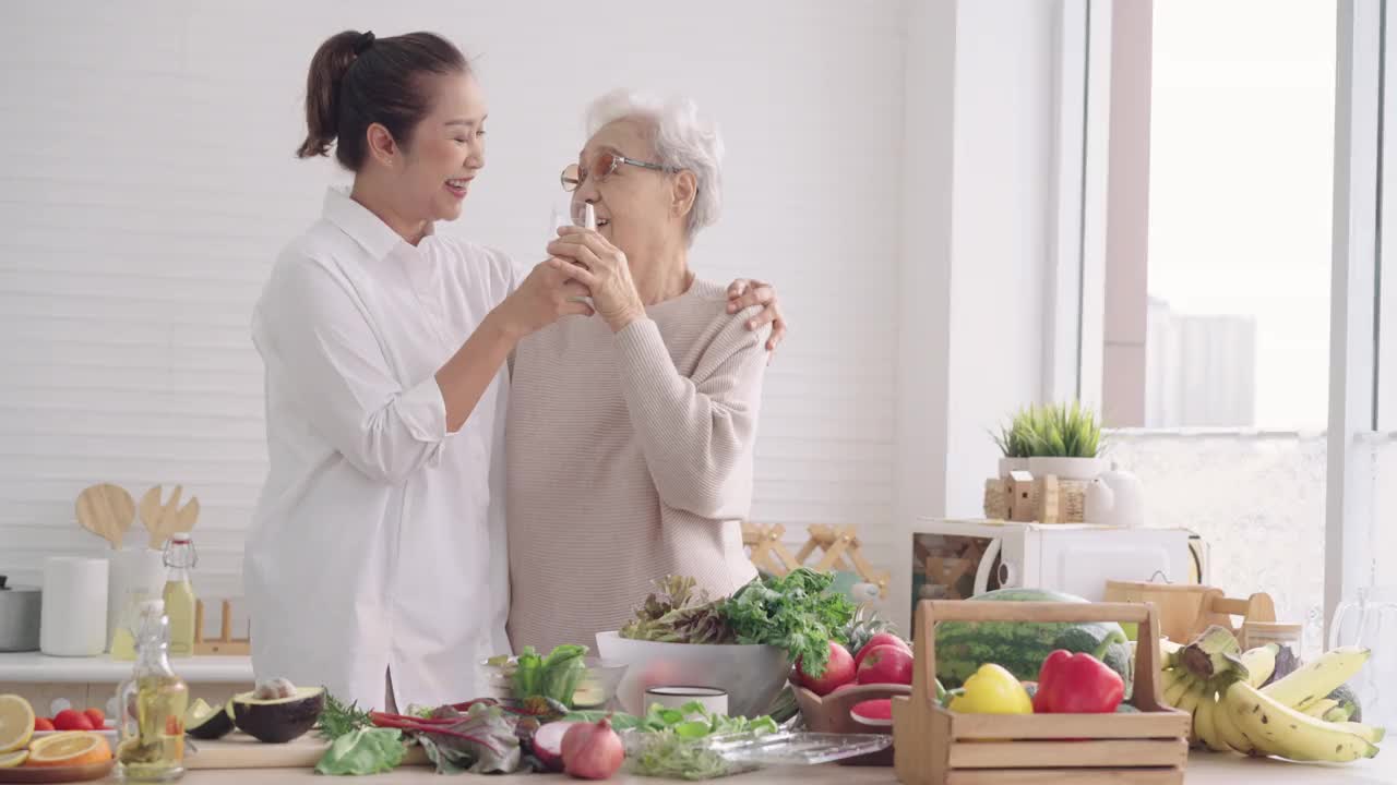 与女儿一起在厨房准备早餐、蔬菜、水果，喝亚洲妈妈的牛奶，享受周末的活动视频素材