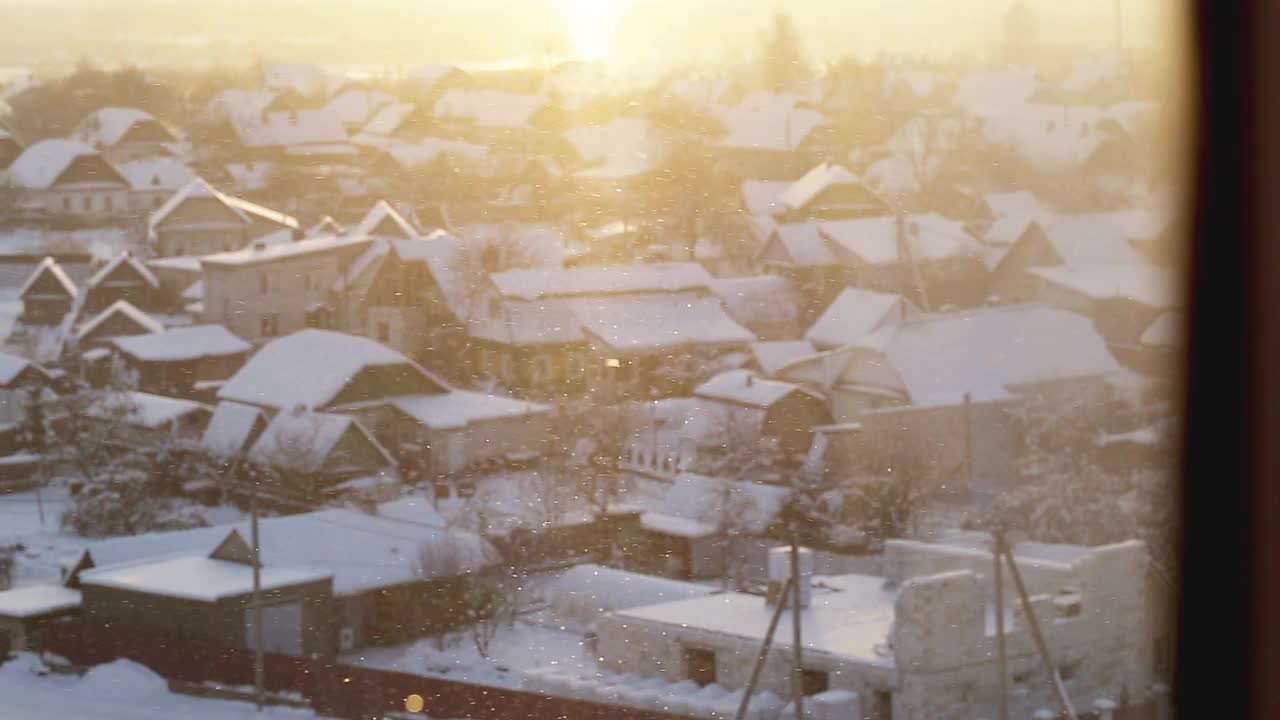 雪灾背景下的村庄和橙色的黎明。村庄里霜冻的早晨。文本复制空间视频素材