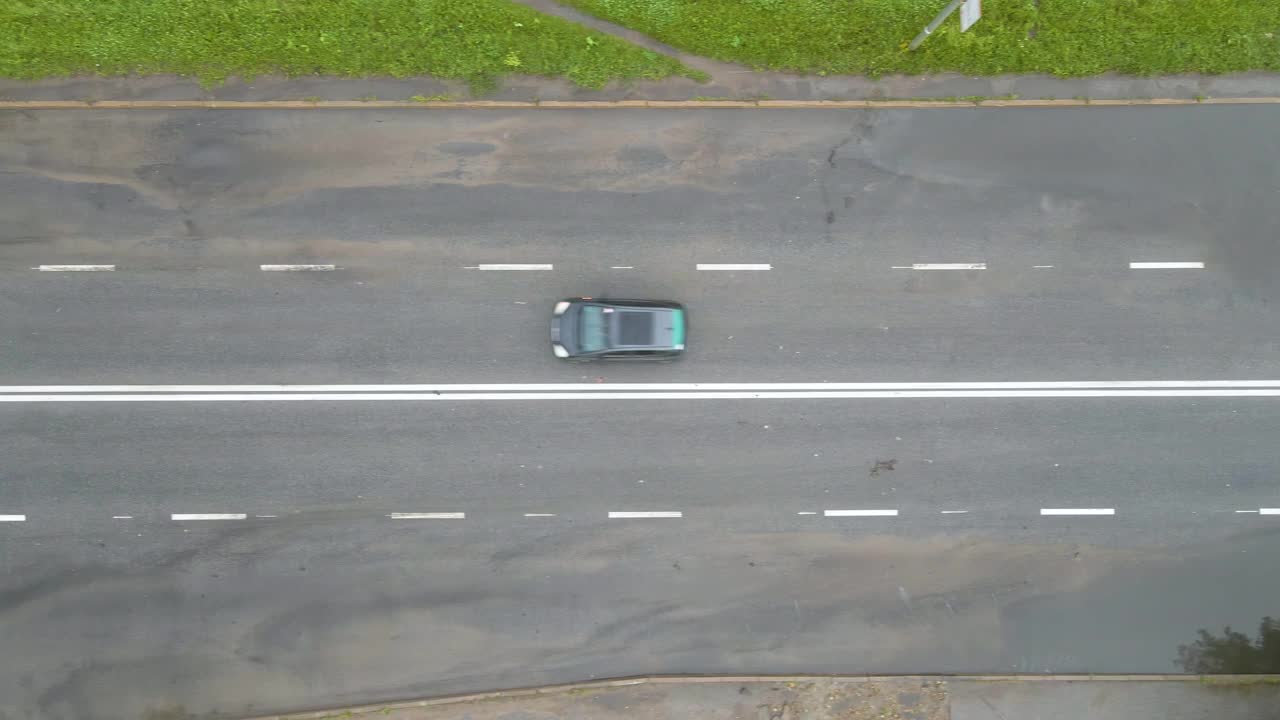 鸟瞰图的城市交通与汽车行驶在洪水后的街道。道路排水系统问题。视频素材