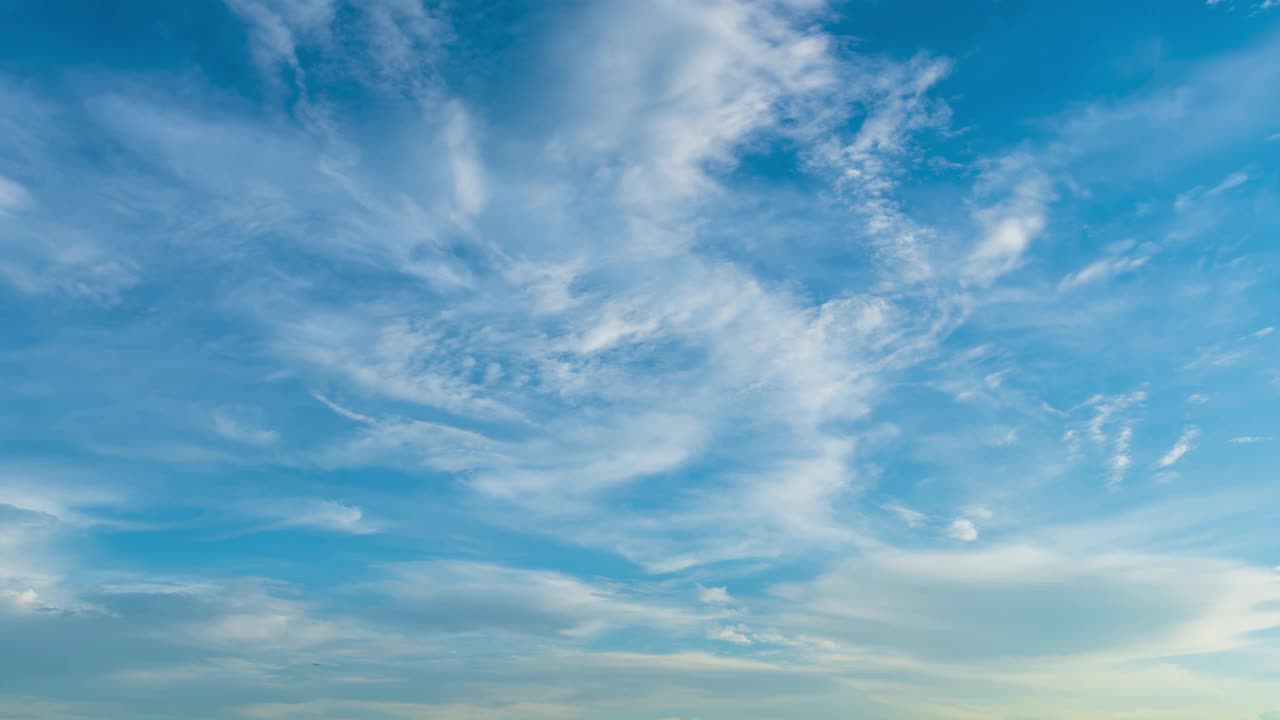 4K时间流逝，美丽的空气气氛明亮的蓝天天气自然背景抽象清晰的纹理与白云夏天的太阳天。视频素材