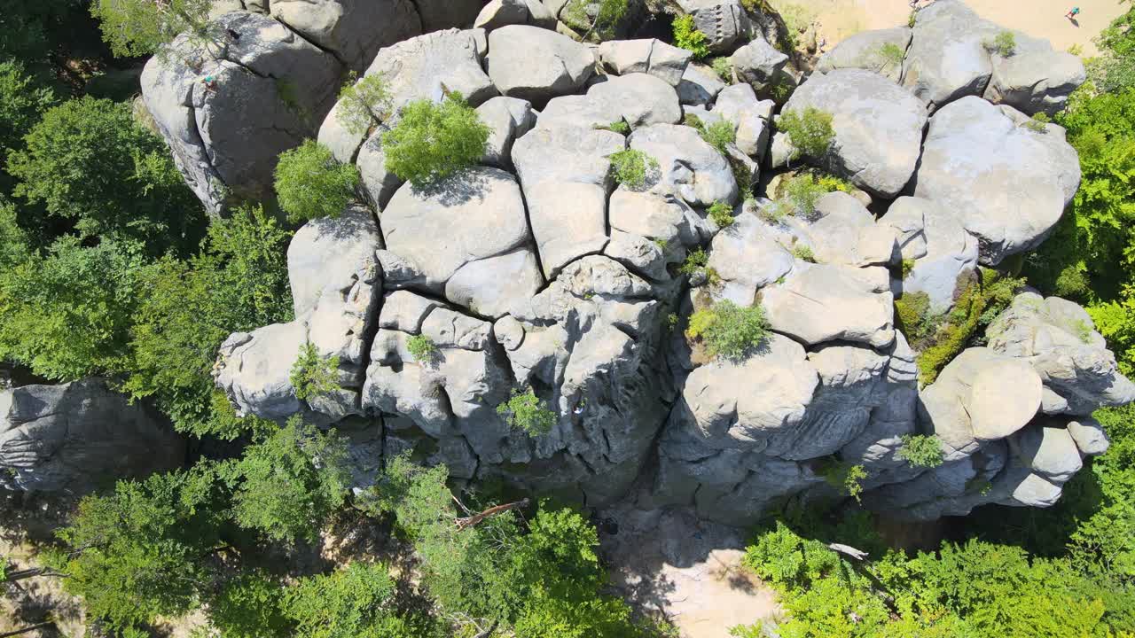 意志坚定的男孩登山者正在攀登陡峭的岩壁。孩子克服了困难的路线。从事极限运动和攀岩的爱好概念视频素材