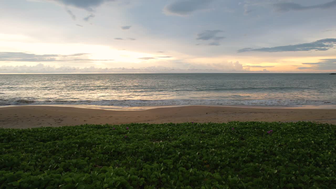 鸟瞰大海和美丽的日出与戏剧性的云景，攀牙省，泰国视频素材