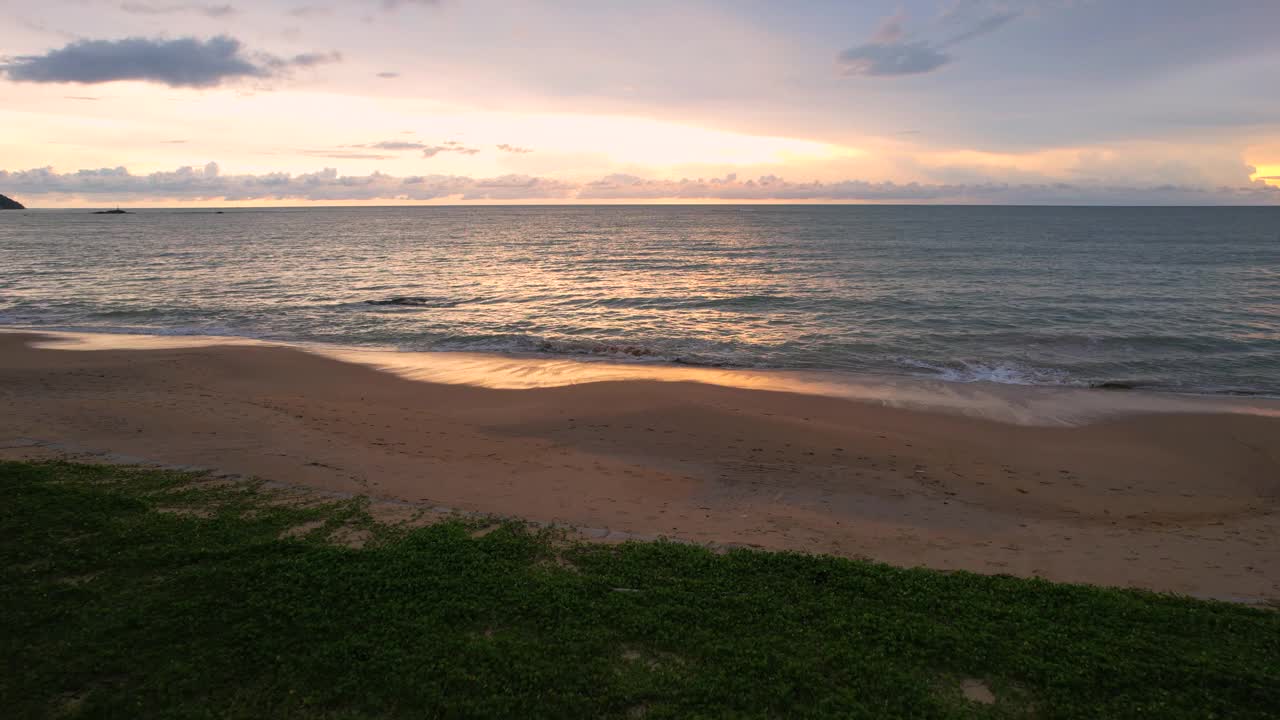 鸟瞰大海和美丽的日出与戏剧性的云景，攀牙省，泰国视频素材