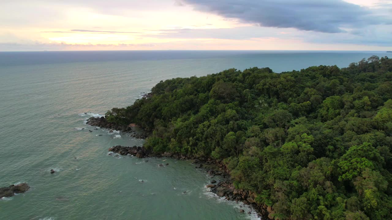 Hyper Time-lapse鸟瞰海和美丽的日出与戏剧性的云景，攀牙省，泰国视频素材