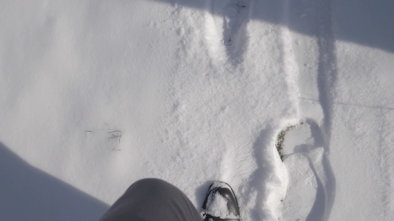 人在雪地上行走，慢动作180帧/秒视频素材