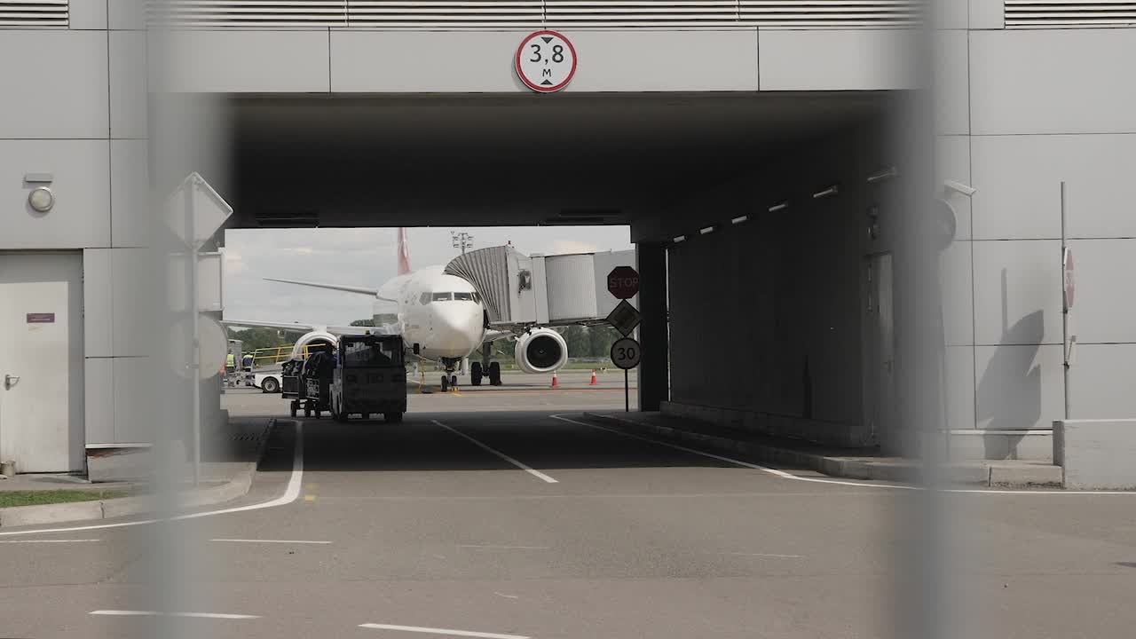 国际机场Boryspil。为飞机加油、维修、服务地面机场车辆。旅客飞机准备起飞。跑道机场燃油飞机停机坪视频素材