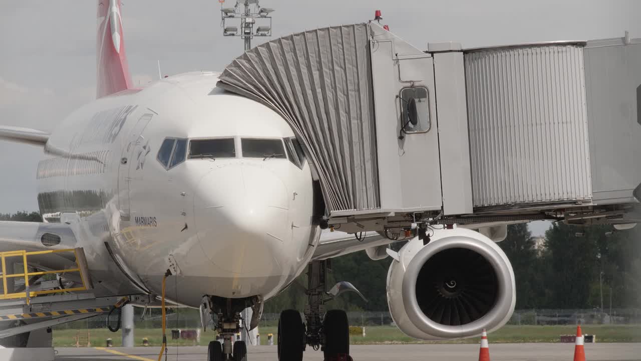 国际机场Boryspil。飞机加油、维修、地面、机场、飞机跑道。乘客飞机准备起飞，飞机前视图机场燃油视频素材