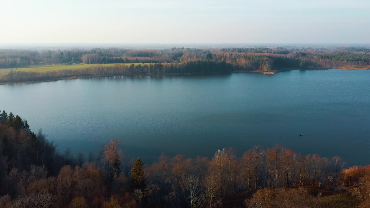 旧红砖房子，卡特瓦里庄园在拉脱维亚和卡特瓦鲁湖的背景。从以上观点。视频素材