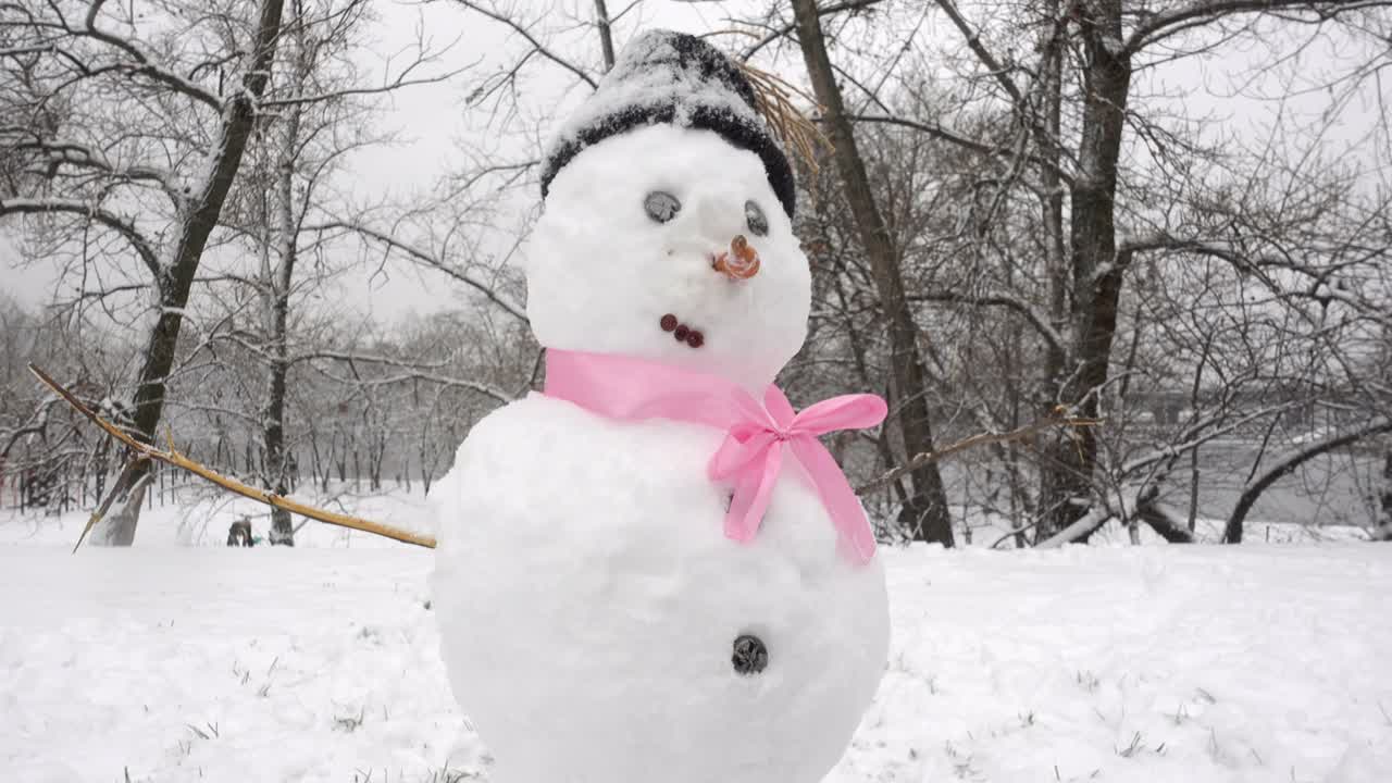 可爱的雪人带着粉红色的丝带4K视频素材