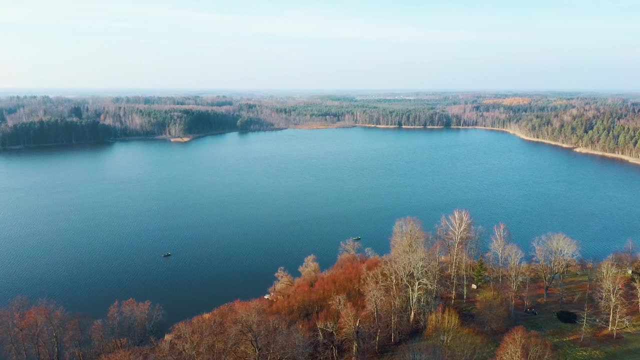 旧红砖房子，卡特瓦里庄园在拉脱维亚和卡特瓦鲁湖的背景。从以上观点。视频素材