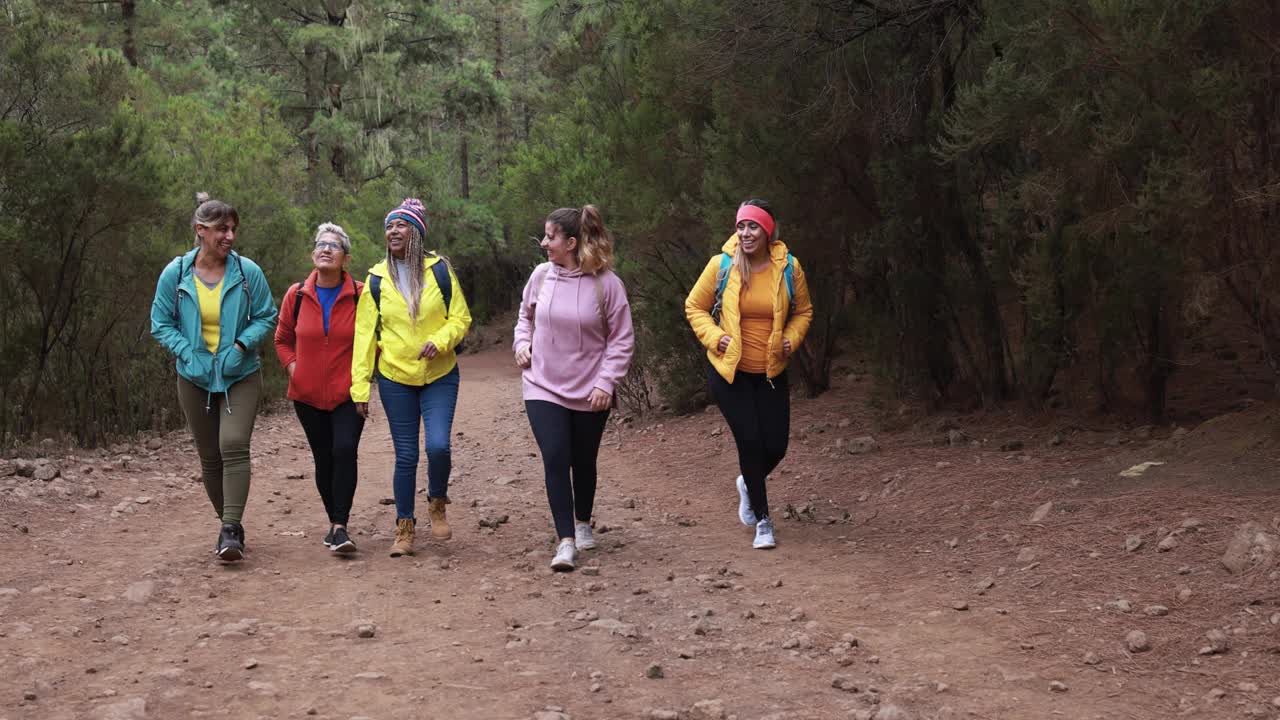 多代妇女在户外散步，在徒步旅行的日子里玩得很开心视频素材