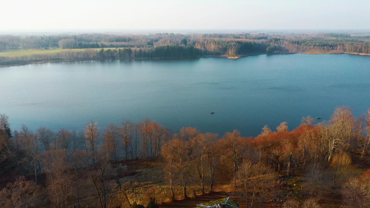 旧红砖房子，卡特瓦里庄园在拉脱维亚和卡特瓦鲁湖的背景。从以上观点。视频素材