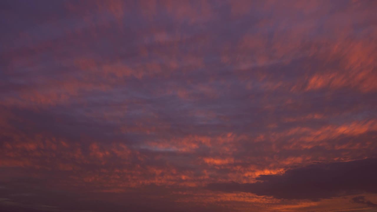 美丽的天空日落与黄色的太阳透过云层的背景。视频素材