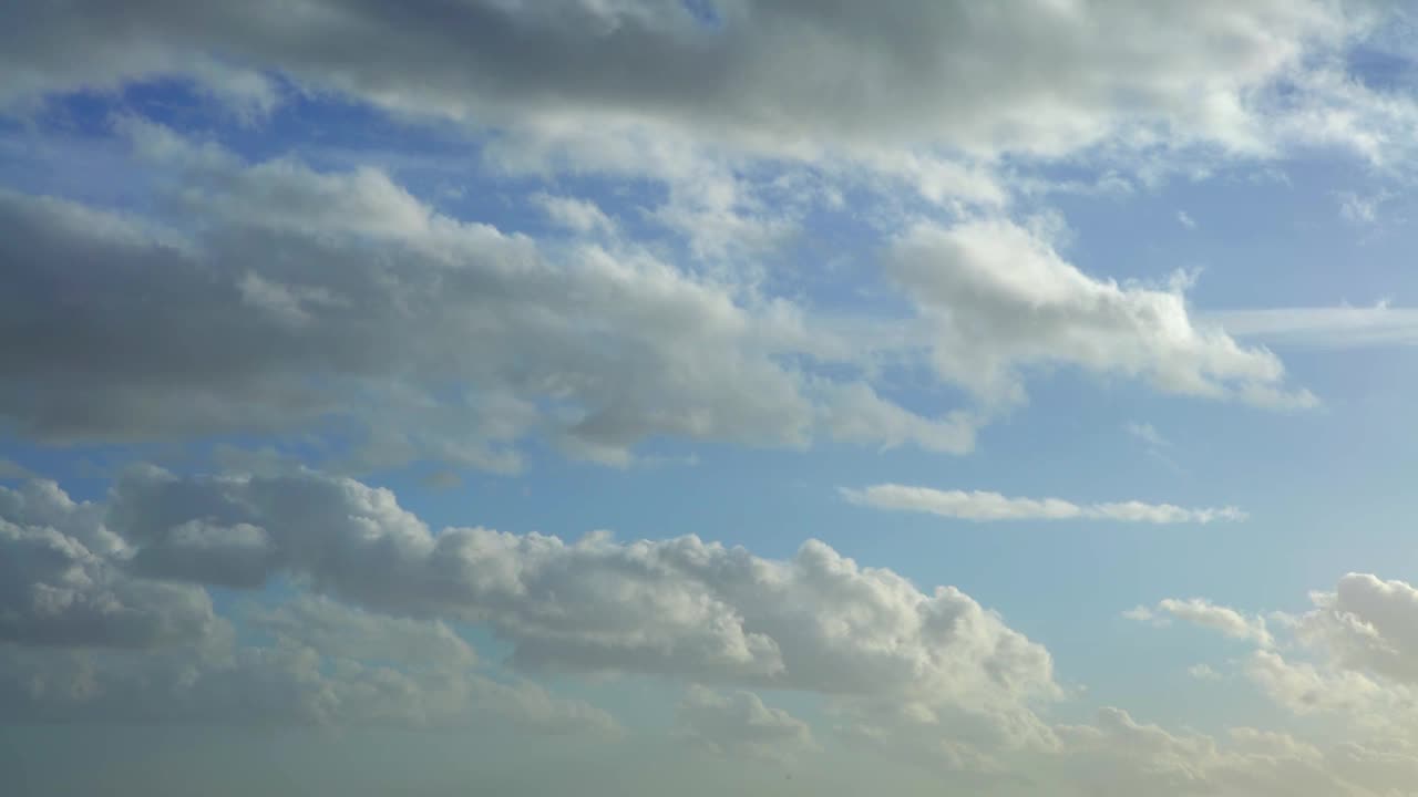 夏日阳光灿烂的日子里，天空湛蓝的积云。美丽的cloudscape视频素材