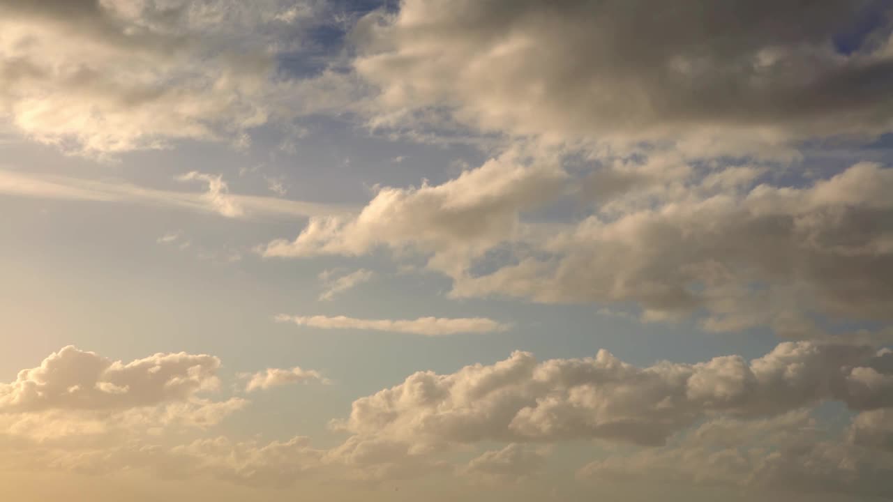 美丽的天空日落与黄色的太阳透过云层的背景。视频素材