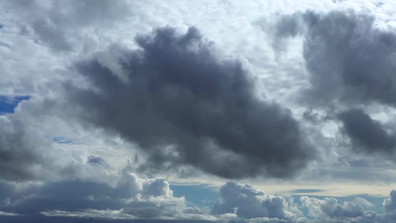 乌云使天空一片漆黑。快下雨了。自然背景。视频素材