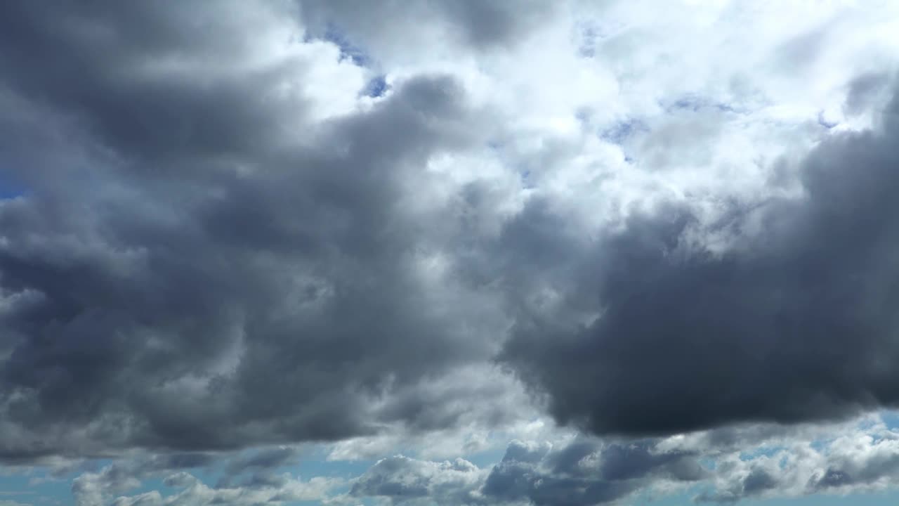 乌云使天空一片漆黑。快下雨了。自然背景。视频素材