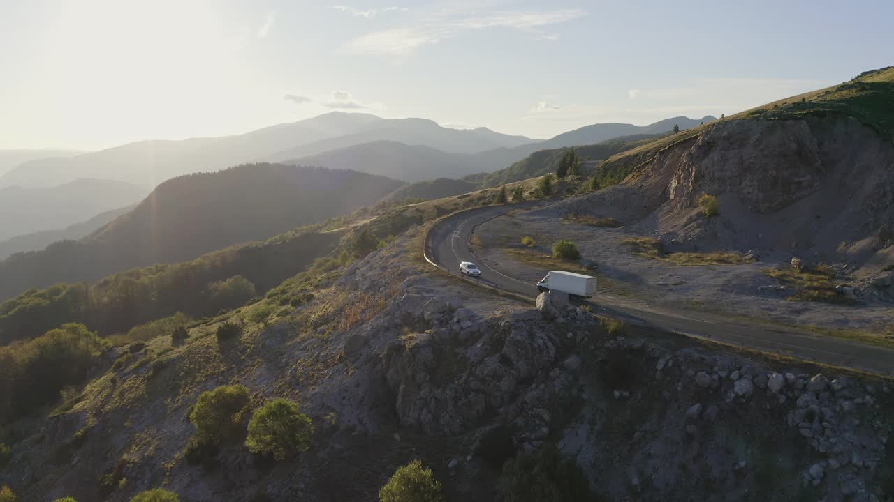 无人机在山区公路上跟踪卡车。视频素材