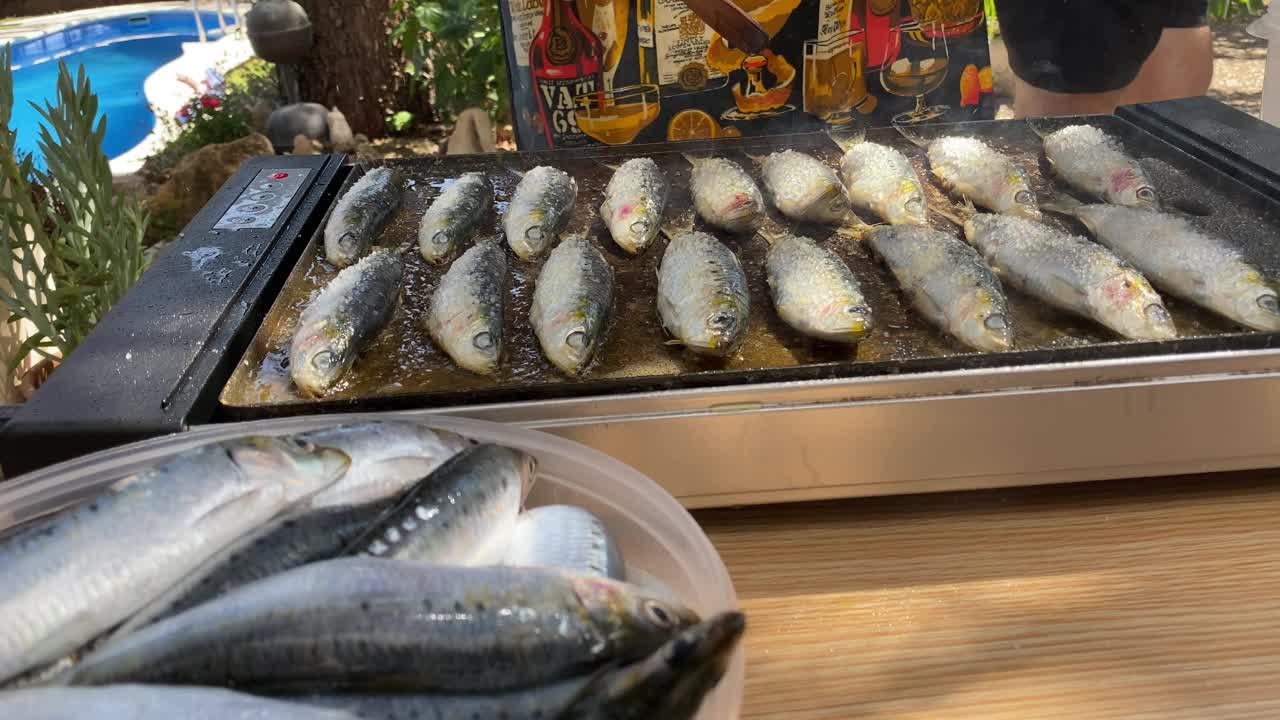 新鲜生沙丁鱼烧烤盘。准备好的西班牙沙丁鱼风格。鱼清洗视频素材