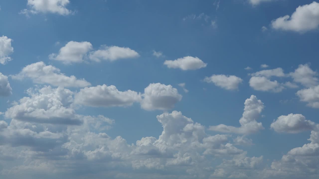 积云与晴天蓝天的时间差。美丽的cloudscape视频素材