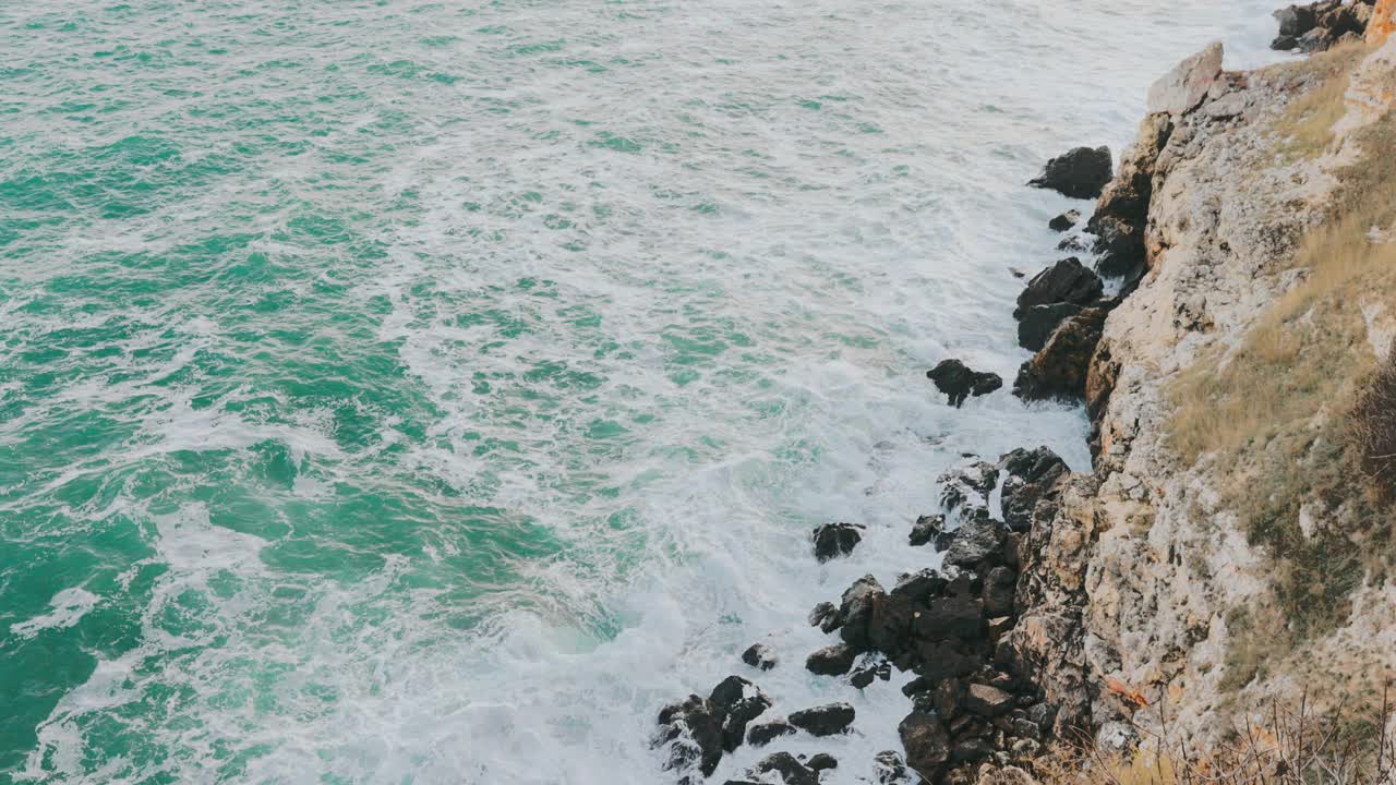 海浪和岩石的海滩航拍慢镜头视频素材