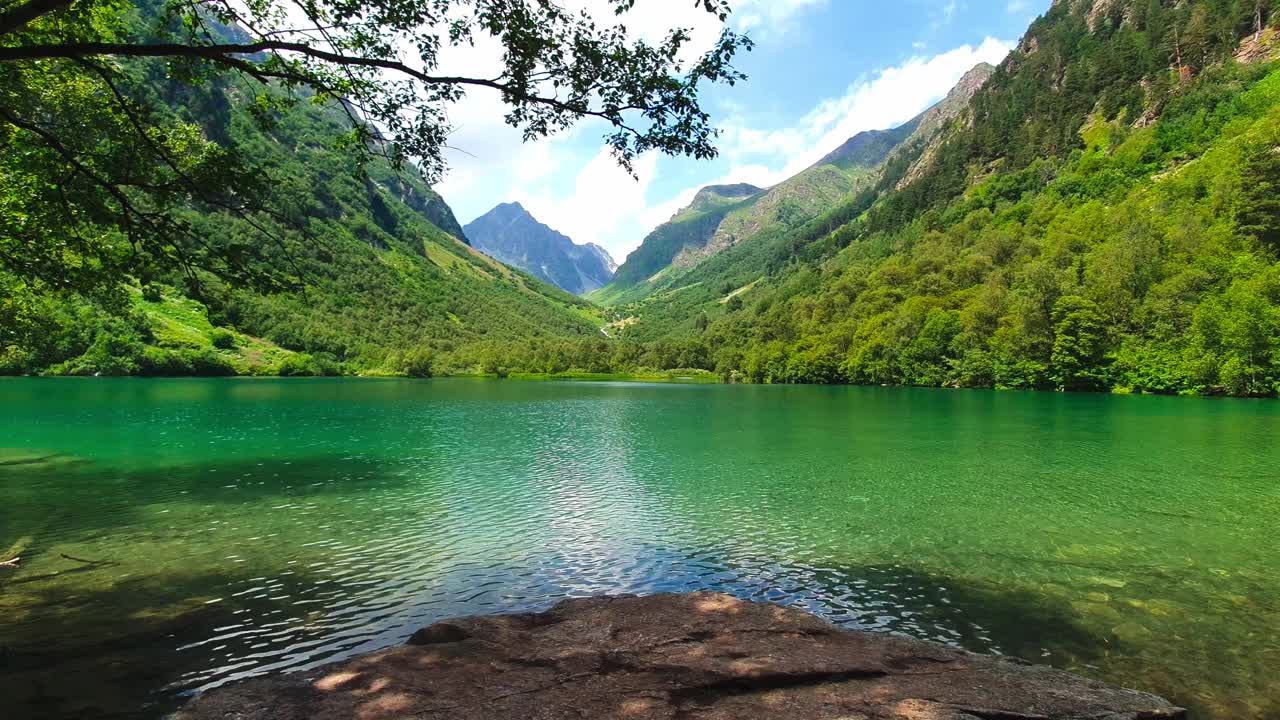 碧绿的山谷里的大围棋湖碧绿的湖水，碧蓝的云天和山峰映照在湖面上视频素材