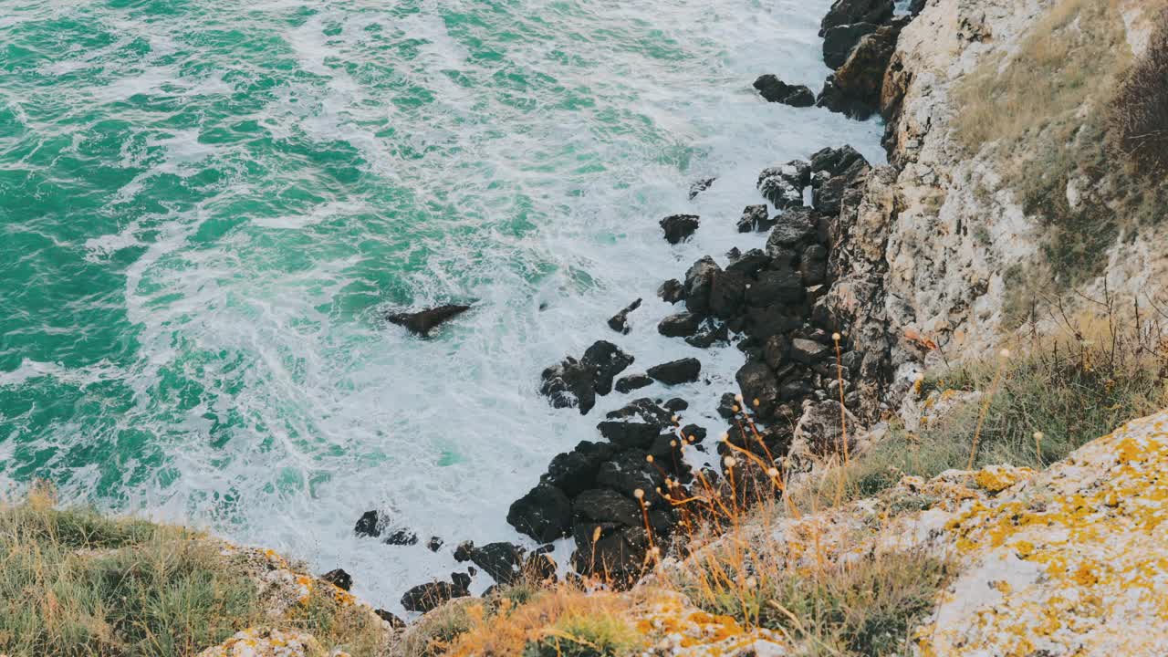 海浪和岩石的海滩航拍慢镜头视频素材