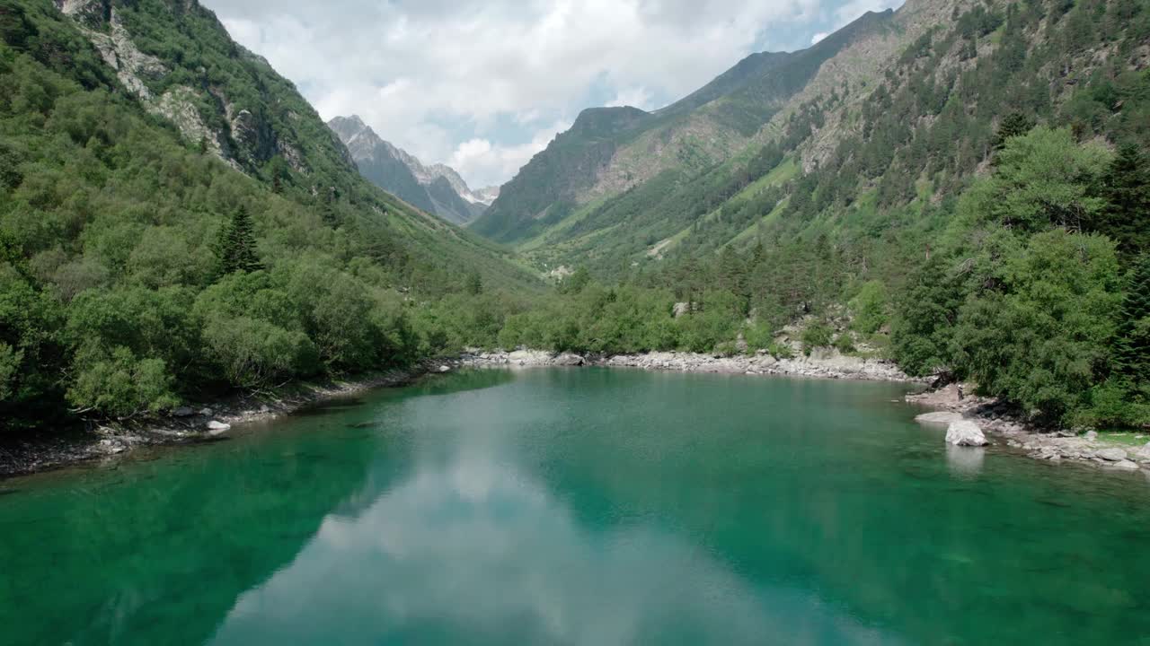 在阴云密布的夏天，绿意盎然的山谷里，棋山湖泊的绿松石般的水视频素材