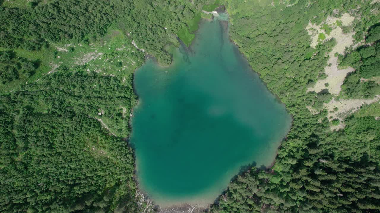 夏天青绿的山谷里，棋山湖碧绿的湖水，倒影在水中视频素材