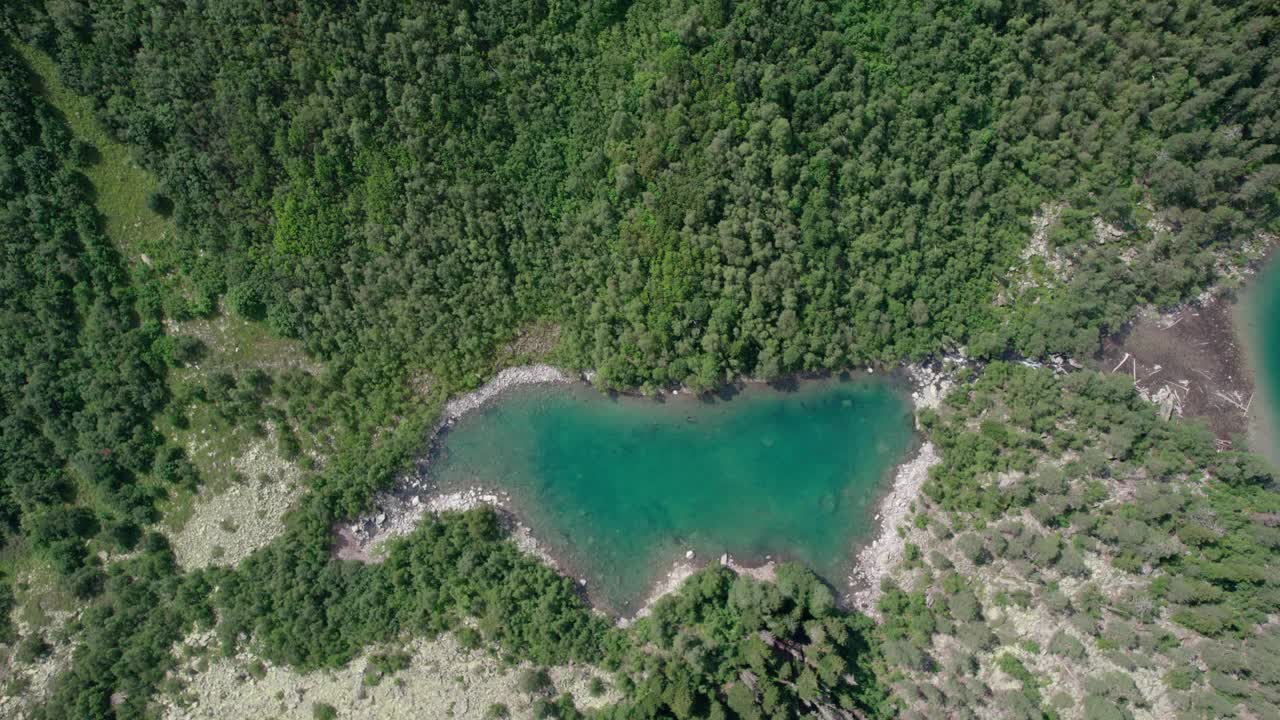 夏天青绿的山谷里，棋山湖碧绿的湖水，倒影在水中视频素材