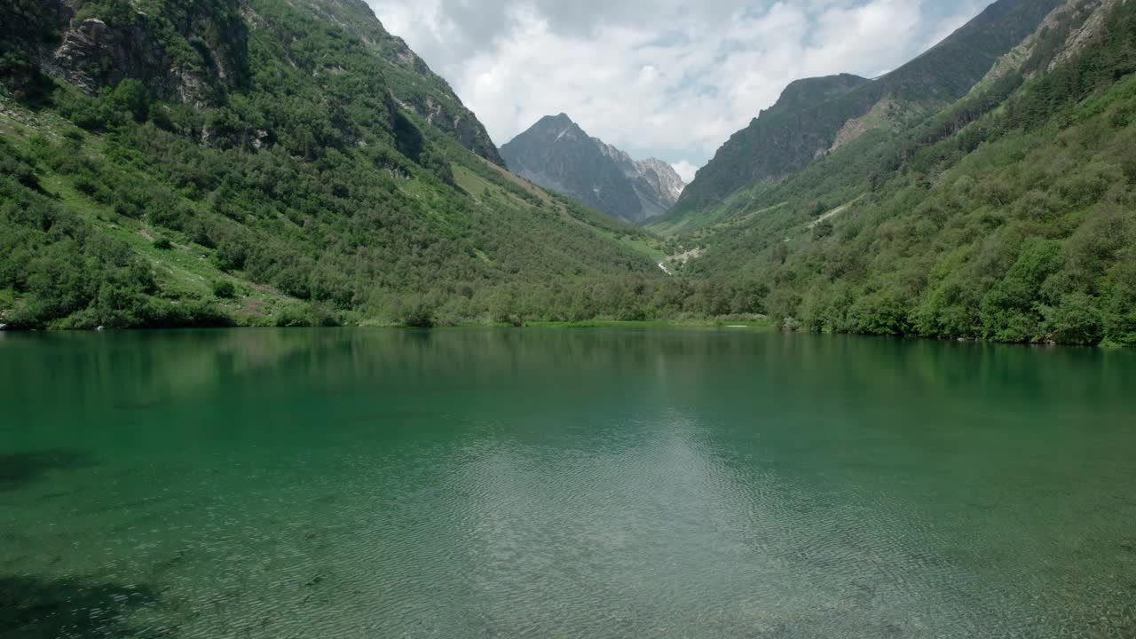 阴云密布的夏天，绿意盎然的山谷里的大棋山湖的绿松石水视频素材