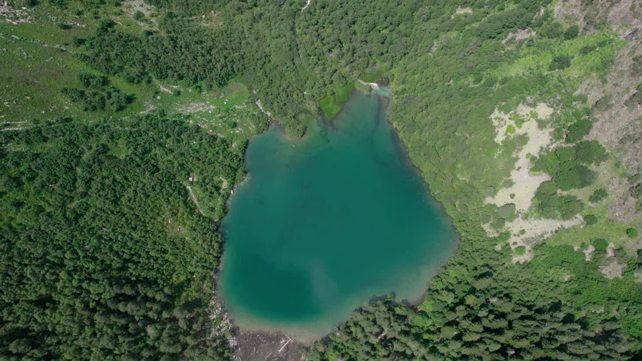 在阴云密布的夏天，绿意盎然的山谷里，棋山湖泊的绿松石般的水视频素材