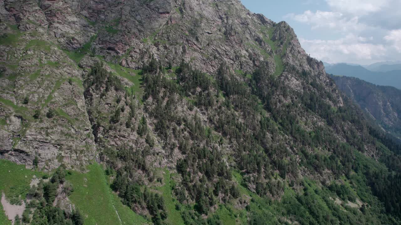 在阴云密布的夏天，绿意盎然的山谷里，棋山湖泊的绿松石般的水视频素材