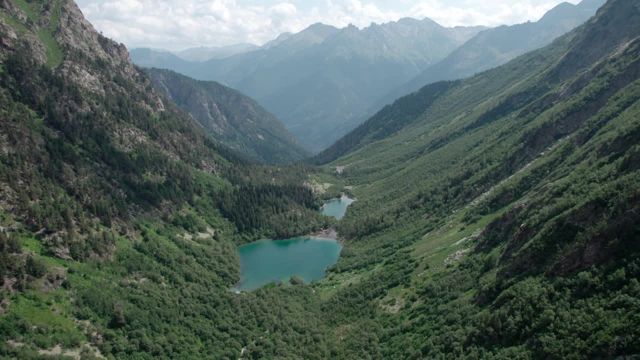 在阴云密布的夏天，绿意盎然的山谷里，棋山湖泊的绿松石般的水视频素材