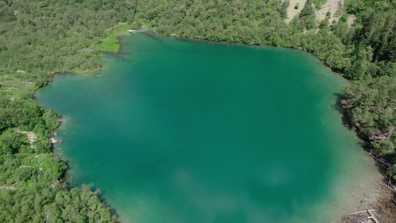 夏天，在碧绿的山谷里，绕着碧绿的水的大棋山湖飞行视频素材