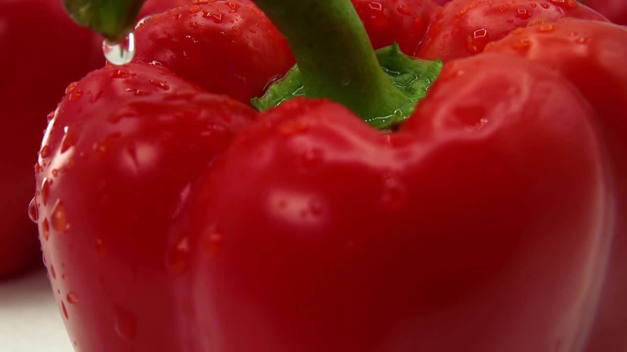 一些新鲜红辣椒的宏观细节。健康饮食视频素材