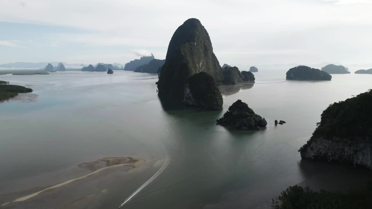 4K Footage Unseen Thailand:鸟瞰图曲线沿热带雨林在Phang nga湾“Samed nangchee”，泰国。视频下载