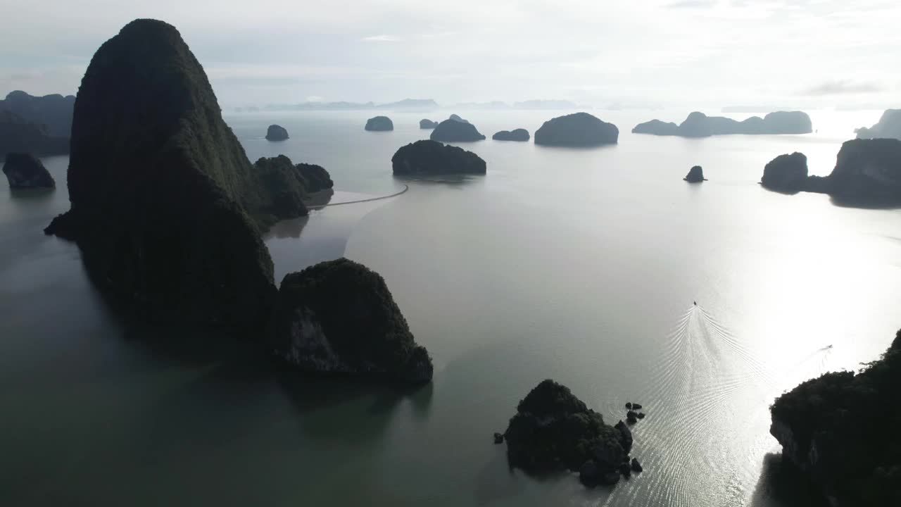 4K Footage Unseen Thailand:鸟瞰图曲线沿热带雨林在Phang nga湾“Samed nangchee”，泰国。视频下载