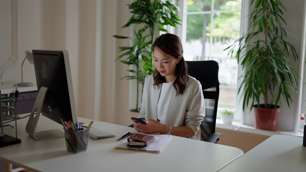 女商人在办公室工作视频素材