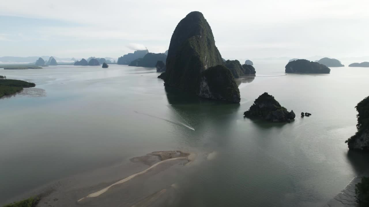 4K Footage Unseen Thailand:鸟瞰图曲线沿热带雨林在Phang nga湾“Samed nangchee”，泰国。视频下载