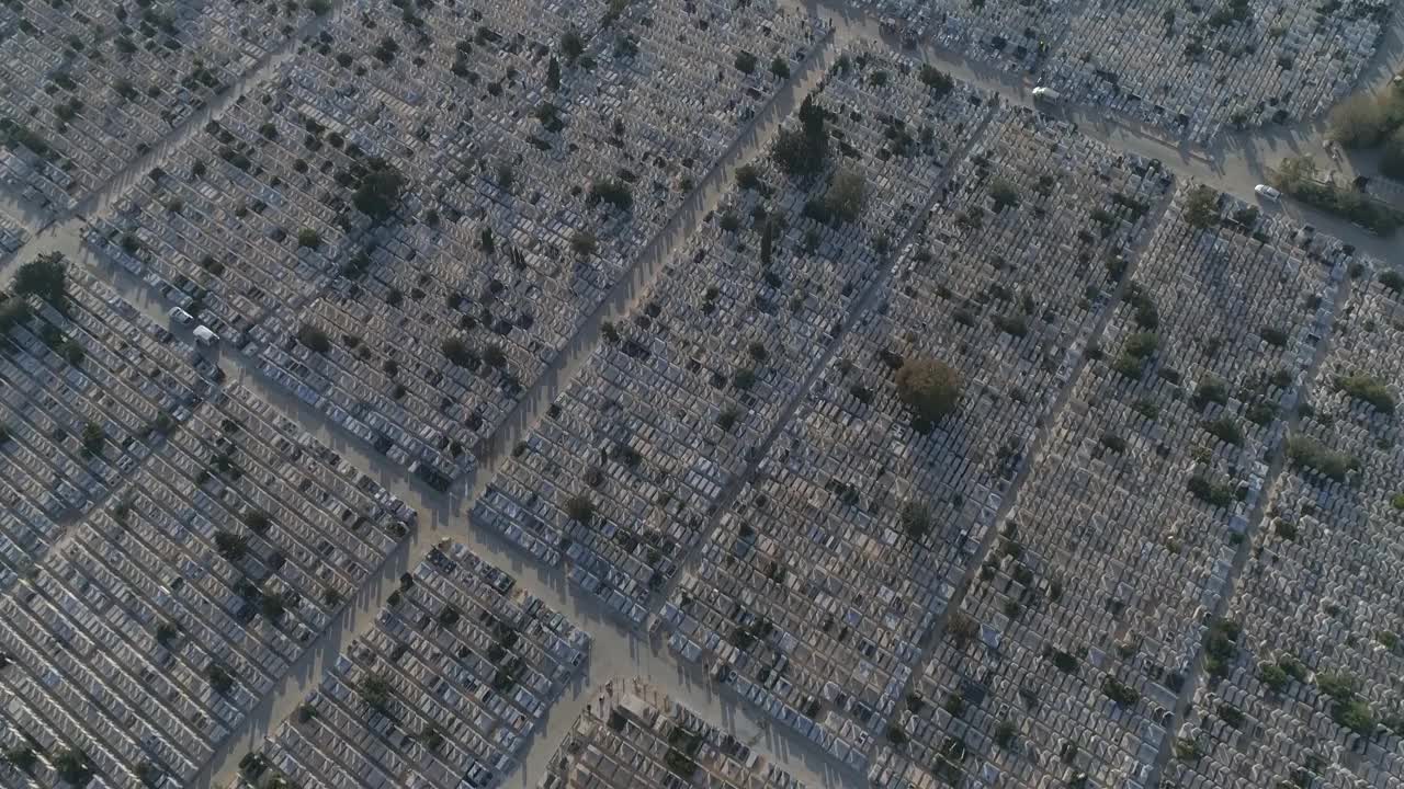 墓地墓地鸟瞰与墓碑墓地在白天的时间。无人机传递纹理和图案的坟墓石头作为全景景观视频素材