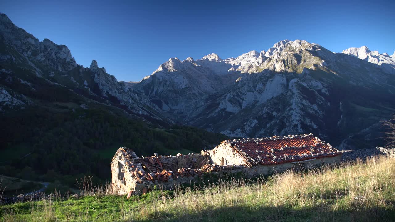 Picos de Europa国家公园里废弃的牧羊人小屋视频素材