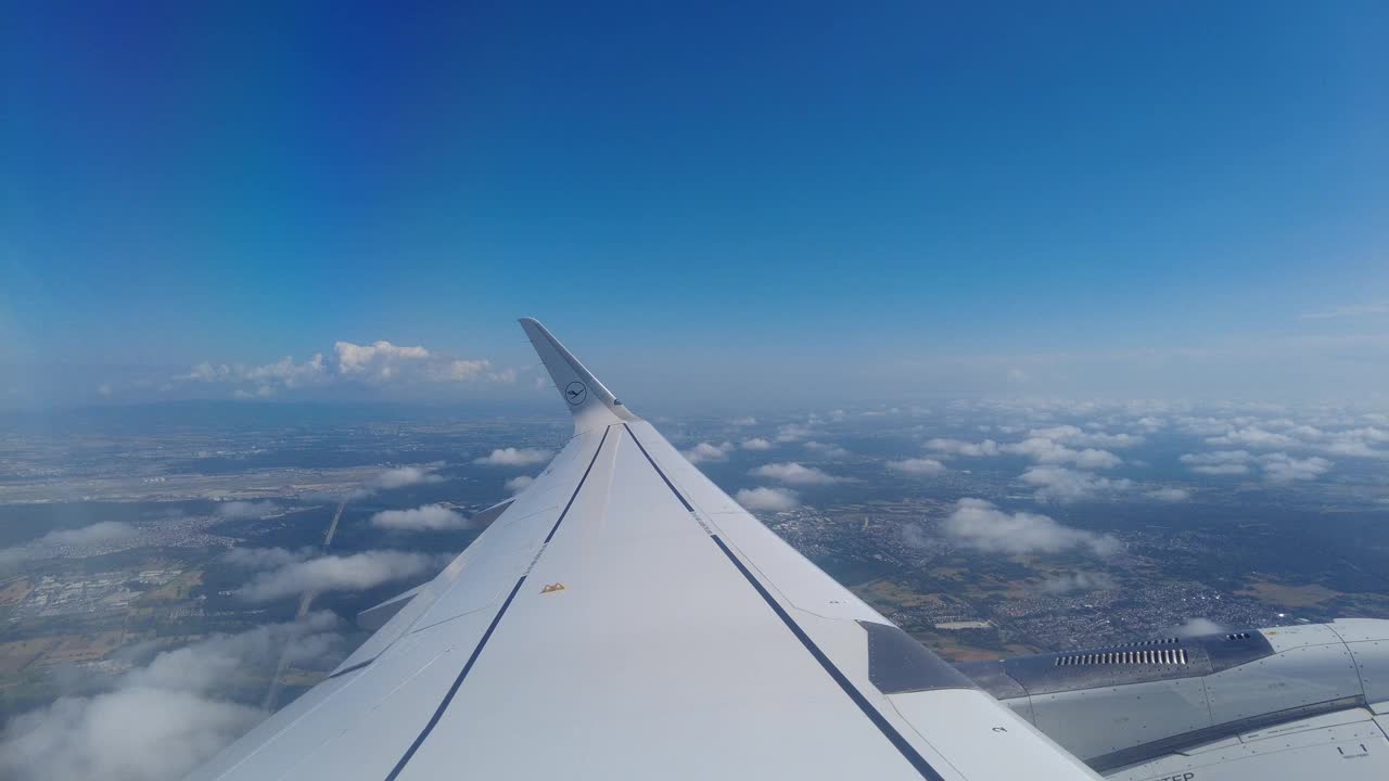 鸟瞰蓝天中美丽的白云。美丽的背景。视频素材