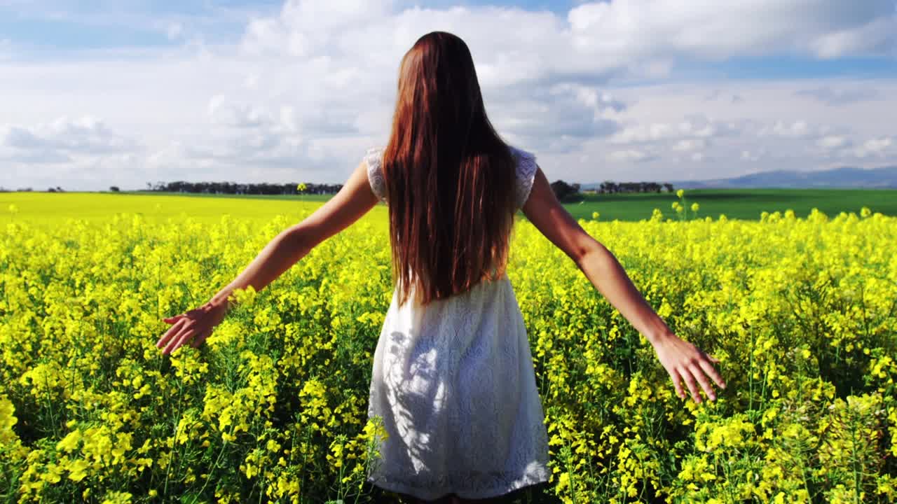 动画的好气氛的文本快乐的女人户外视频素材