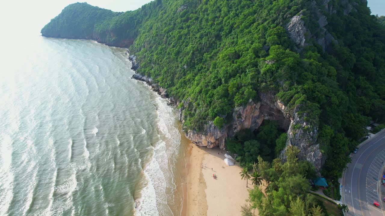 4K鸟瞰图，山海岸附近美丽的海滩和大海。飞越大海。视频素材