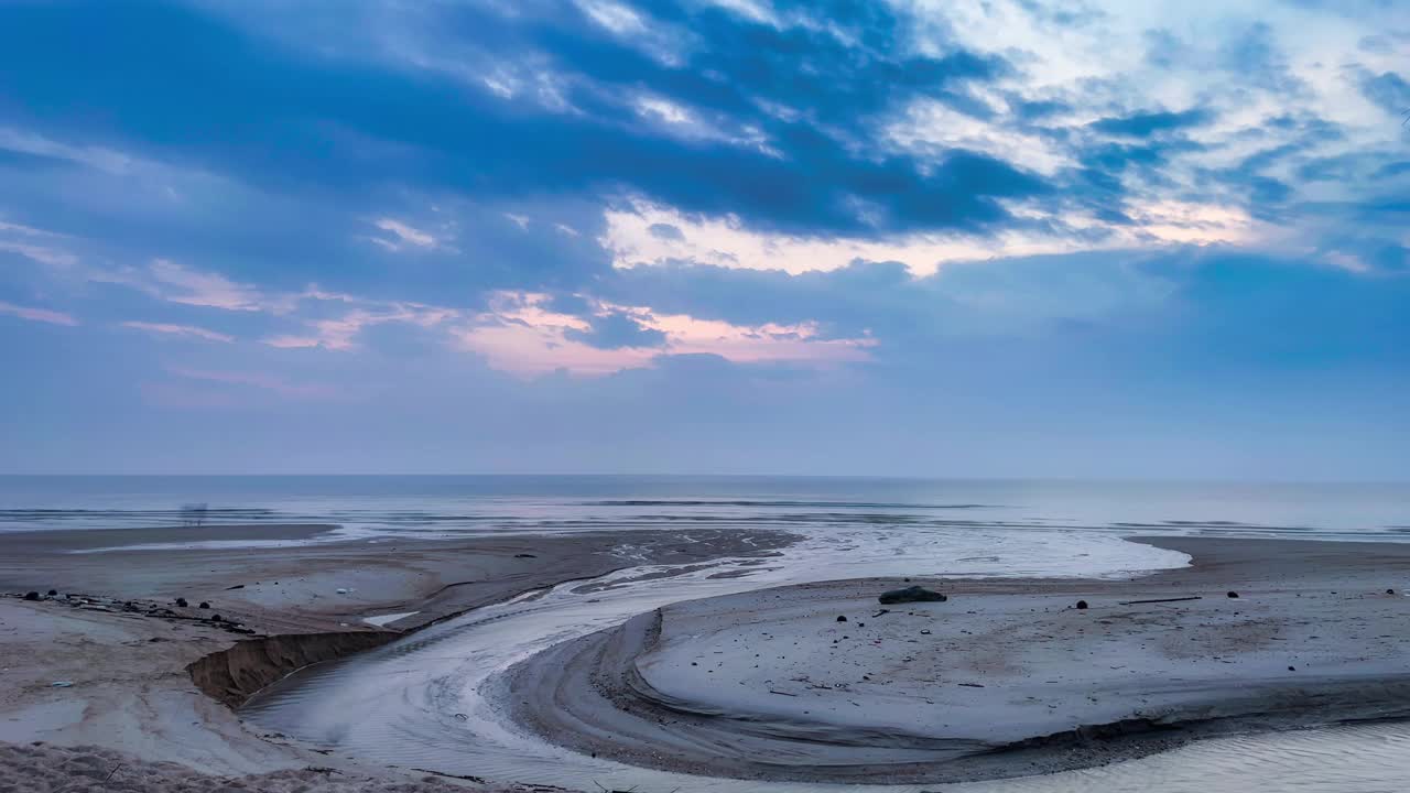 早晨大海的气氛，人们在海滩上散步和等待视频素材