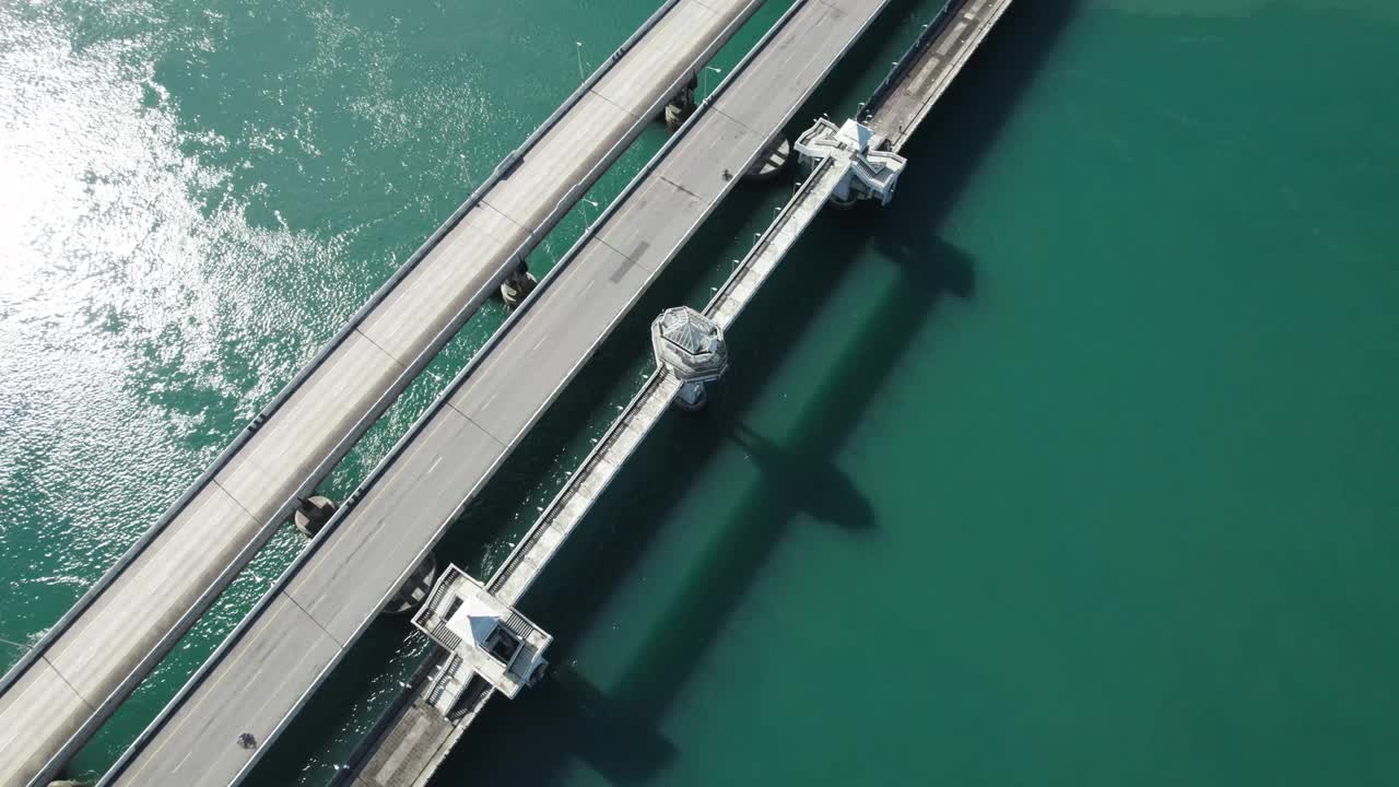 泰国普吉岛，空中俯瞰美丽的天空和大海的嘉乐信大桥。视频下载